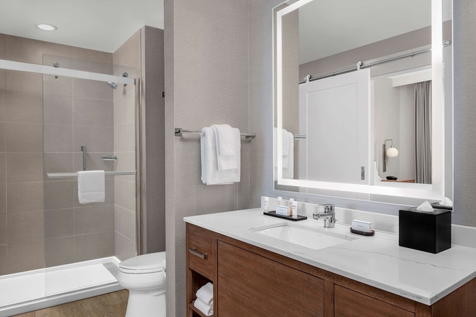 Imagen de la habitación del Hotel Embassy Suites by Hilton Charleston Harbor Mt. Pleasant. Foto 9