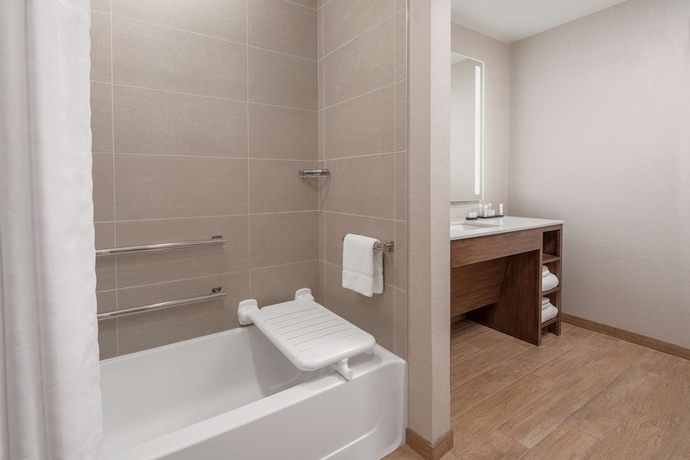 Imagen de la habitación del Hotel Embassy Suites by Hilton Charleston Harbor Mt. Pleasant. Foto 10
