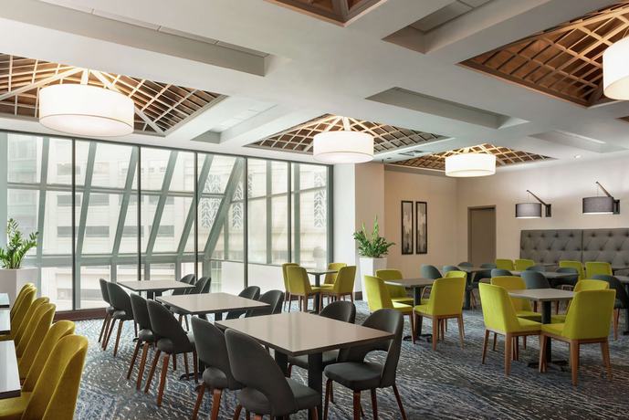 Imagen de los interiores del Hotel Embassy Suites by Hilton Indianapolis Downtown. Foto 20