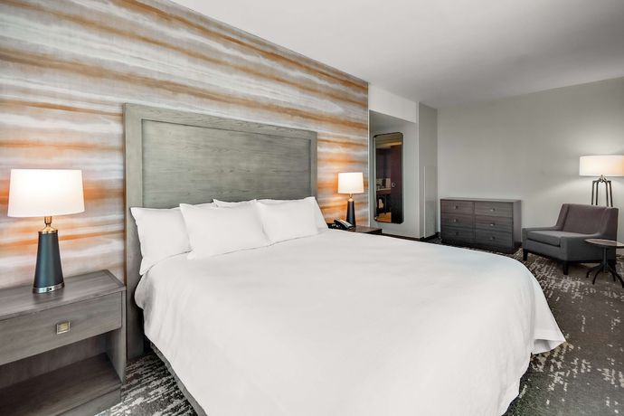 Imagen de la habitación del Hotel Embassy Suites by Hilton Jonesboro Red Wolf Convention Center. Foto 13