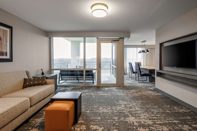 Imagen de la habitación del Hotel Embassy Suites by Hilton Jonesboro Red Wolf Convention Center. Foto 17