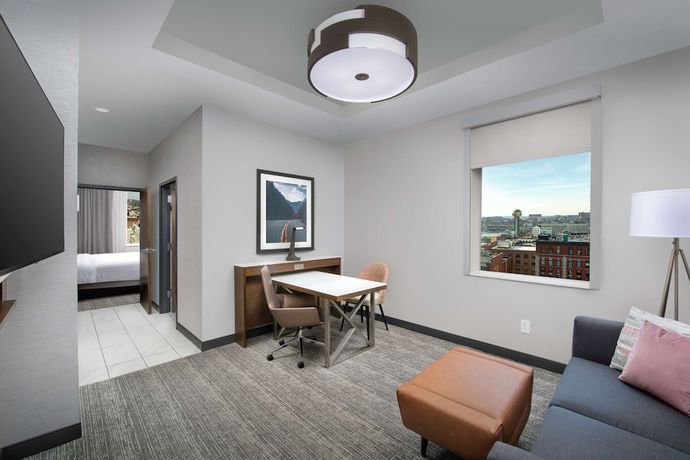 Imagen de la habitación del Hotel Embassy Suites by Hilton Knoxville Downtown. Foto 4