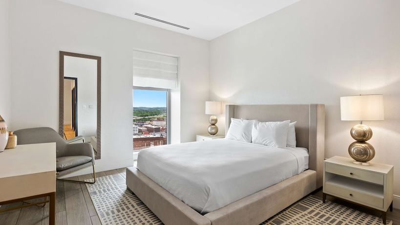 Imagen de la habitación del Hotel Embassy Suites by Hilton Knoxville Downtown. Foto 8