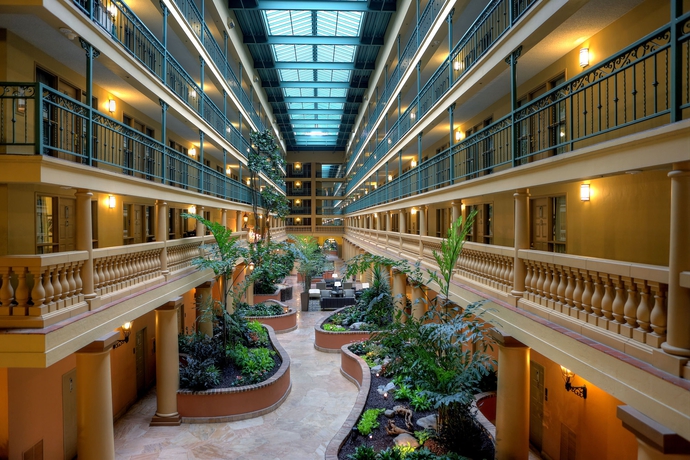 Imagen de los interiores del Hotel Embassy Suites by Hilton Los Angeles International Airport South. Foto 2