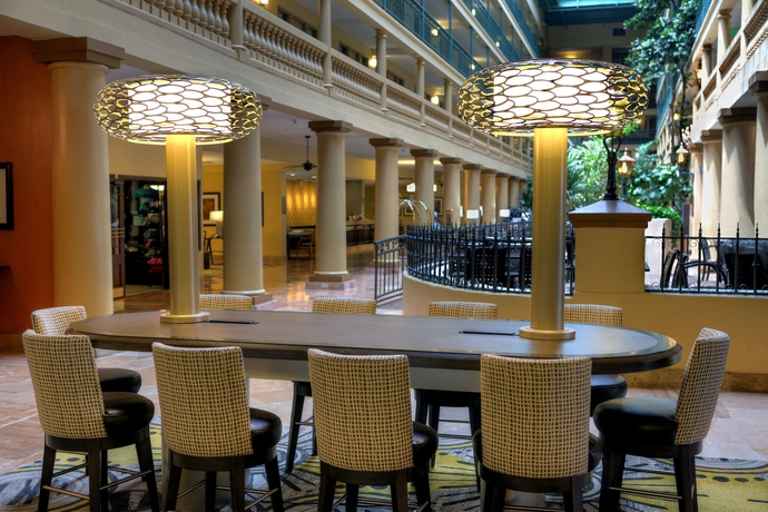 Imagen de los interiores del Hotel Embassy Suites by Hilton Los Angeles International Airport South. Foto 3