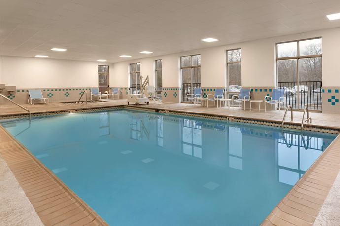 Imagen de la piscina del Hotel Embassy Suites by Hilton Newark Wilmington South. Foto 20