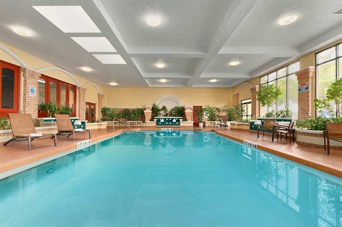 Imagen de la piscina del Hotel Embassy Suites by Hilton Orlando International Drive Convention Center. Foto 15