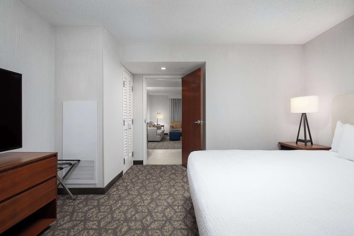 Imagen de la habitación del Hotel Embassy Suites by Hilton Portland Airport. Foto 7