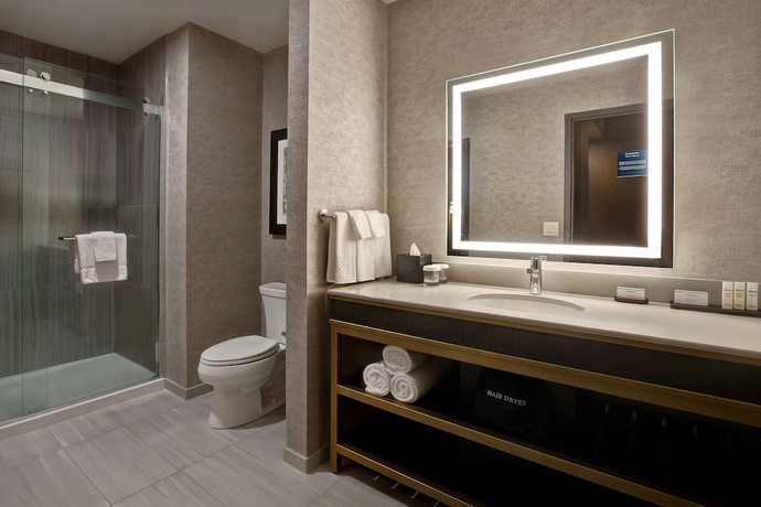 Imagen de la habitación del Hotel Embassy Suites by Hilton Rockford Riverfront. Foto 11