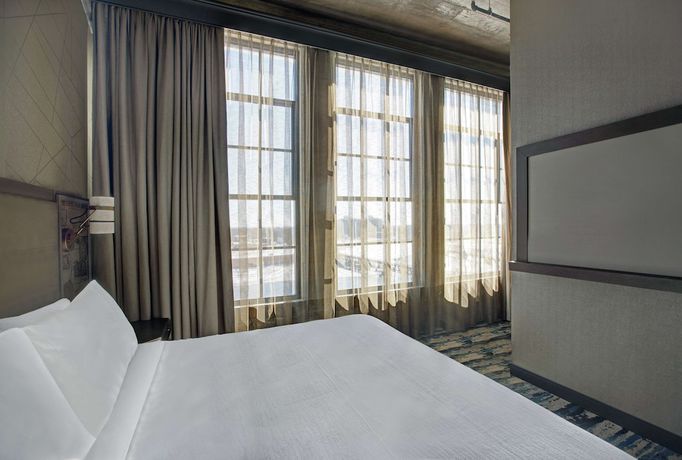 Imagen de la habitación del Hotel Embassy Suites by Hilton Rockford Riverfront. Foto 14