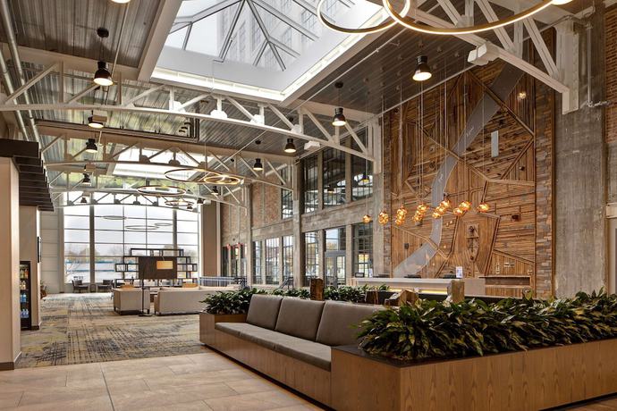 Imagen de los interiores del Hotel Embassy Suites by Hilton Rockford Riverfront. Foto 20