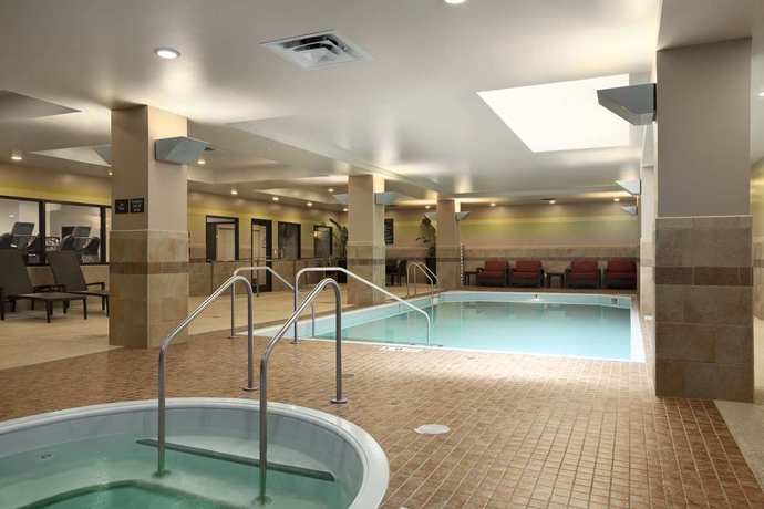 Imagen de la piscina del Hotel Embassy Suites by Hilton St. Louis Downtown. Foto 12