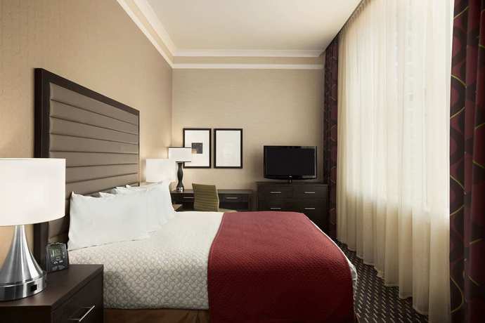 Imagen de la habitación del Hotel Embassy Suites by Hilton St. Louis Downtown. Foto 6