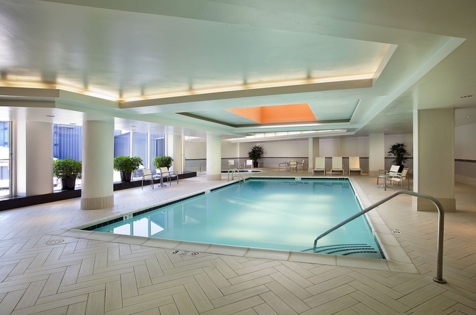 Imagen de la piscina del Hotel Embassy Suites by Hilton Washington DC Chevy Chase Pavilion. Foto 16