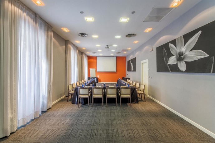Imagen de los interiores del Hotel Embassy by Petit Palace. Foto 13