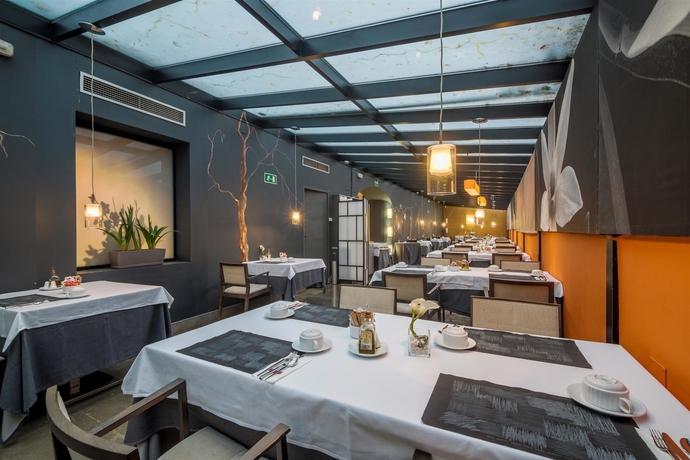 Imagen del bar/restaurante del Hotel Embassy by Petit Palace. Foto 7