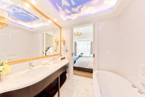 Imagen de la habitación del Hotel Emeishan Heng Mai. Foto 7