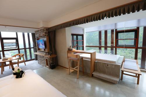 Imagen general del Hotel Emeishan Qiliping Peninsula. Foto 2