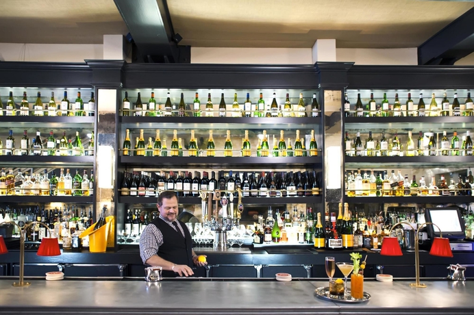 Imagen de los interiores del Hotel Emeline. Foto 14