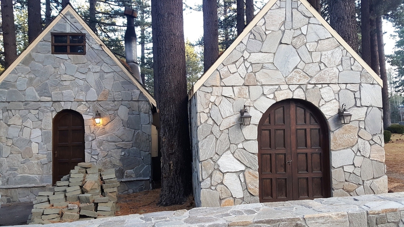Imagen de los exteriores del Hotel Emerald Bay Lodge. Foto 15