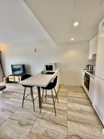 Imagen de la habitación del Hotel Emerald Bay Suites. Foto 15