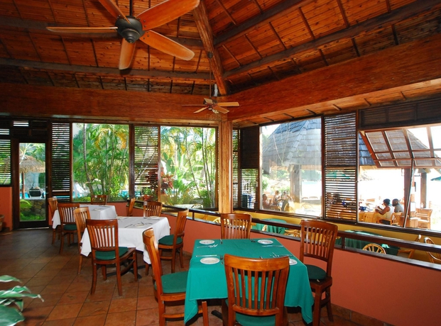 Imagen del bar/restaurante del Hotel Emerald Beach Resort. Foto 8