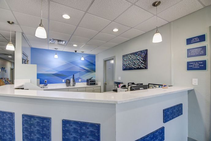 Imagen de los interiores del Hotel Emerald Coast Inn And Suites. Foto 18