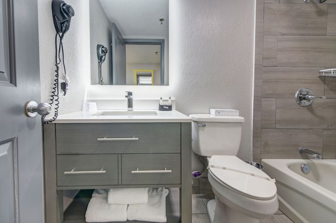 Imagen de la habitación del Hotel Emerald Coast Inn And Suites. Foto 3