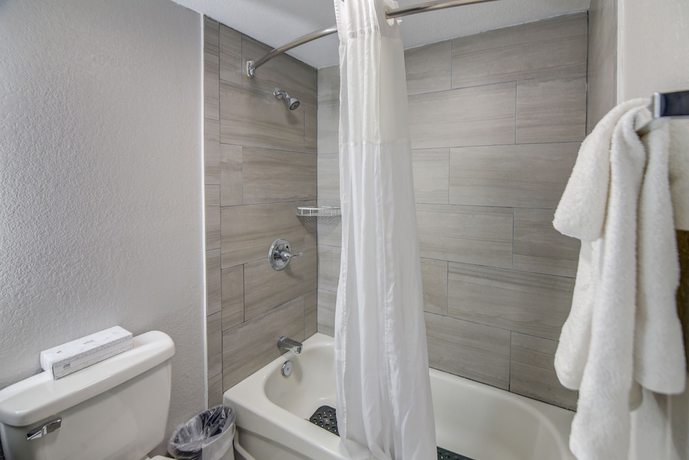 Imagen de la habitación del Hotel Emerald Coast Inn And Suites. Foto 8
