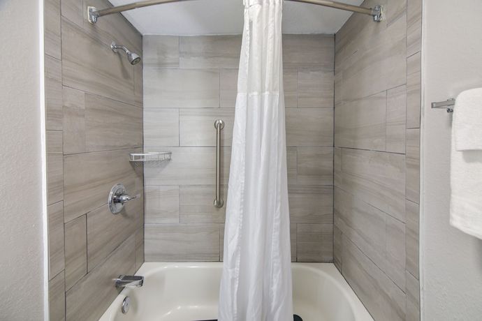 Imagen de la habitación del Hotel Emerald Coast Inn And Suites. Foto 15