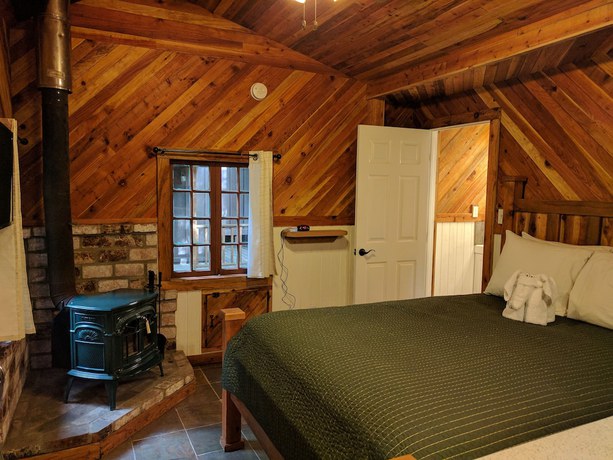 Imagen de la habitación del Hotel Emerald Forest Cabins. Foto 17