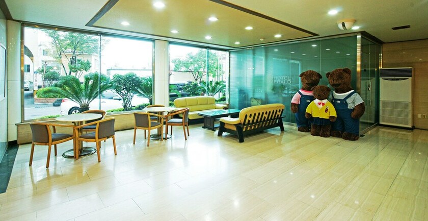 Imagen de los interiores del Hotel Emerald, Jeju. Foto 25