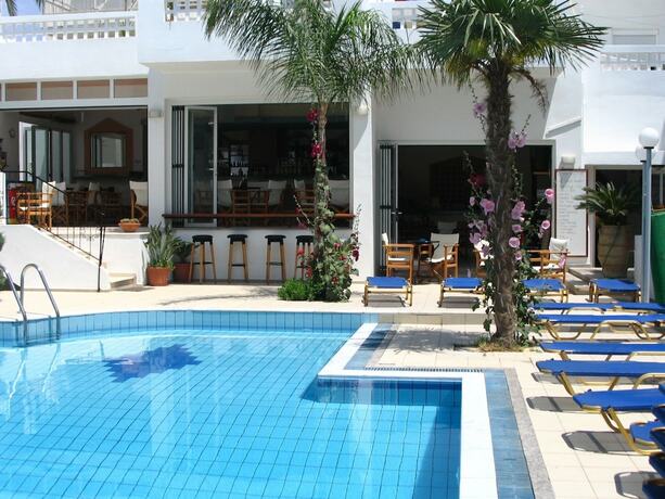 Imagen de la piscina del Hotel Emerald, Malia. Foto 16