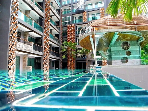 Imagen de la piscina del Hotel Emerald Patong New Studio with Balcony. Foto 36
