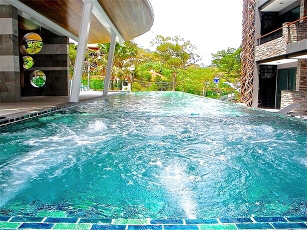 Imagen de la piscina del Hotel Emerald Patong New Studio with Balcony. Foto 37