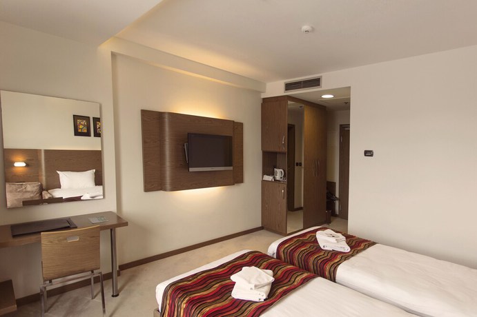 Imagen de la habitación del Hotel Emerald Pristina. Foto 3