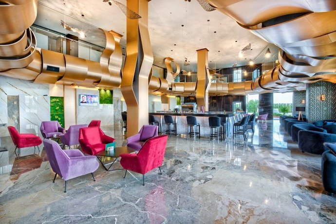 Imagen de los interiores del Hotel Emerald Pristina. Foto 14