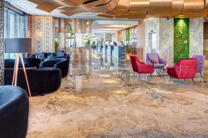 Imagen de los interiores del Hotel Emerald Pristina. Foto 15