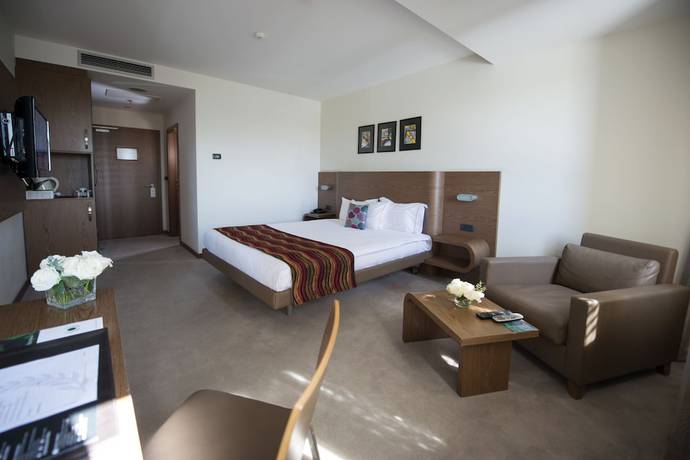 Imagen de la habitación del Hotel Emerald Pristina. Foto 4