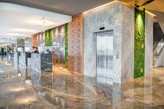 Imagen de los interiores del Hotel Emerald Pristina. Foto 17