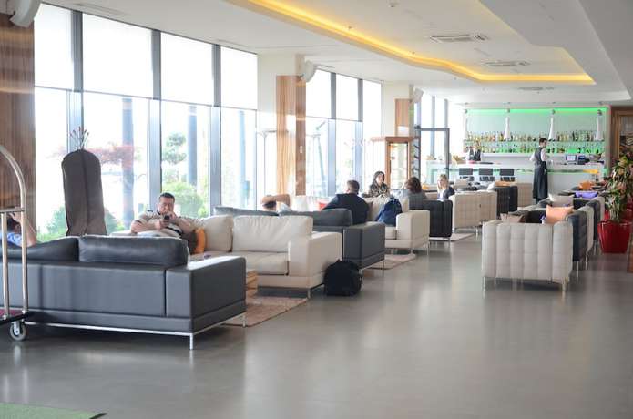 Imagen de los interiores del Hotel Emerald Pristina. Foto 18