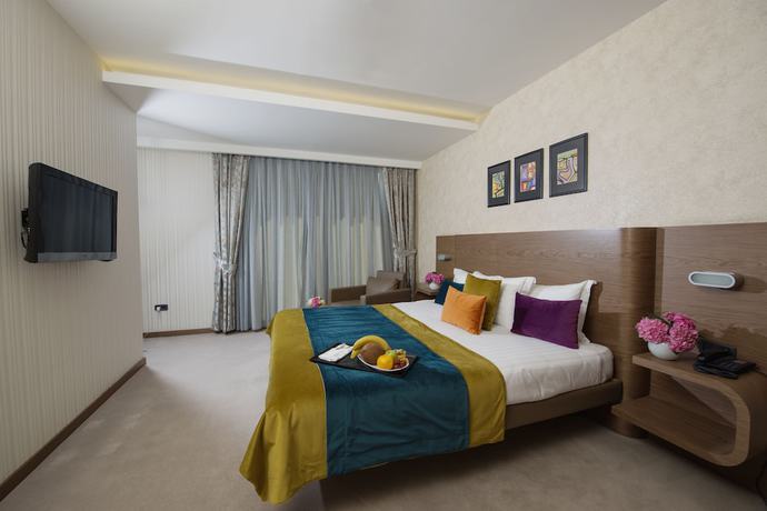 Imagen de la habitación del Hotel Emerald Pristina. Foto 8