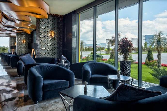 Imagen de los interiores del Hotel Emerald Pristina. Foto 19