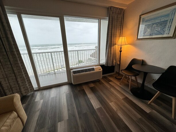 Imagen de la habitación del Hotel Emerald Shores Resort. Foto 16