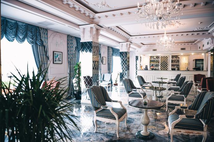 Imagen de los interiores del Hotel Emerald Suite. Foto 20