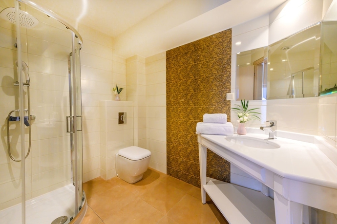 Imagen de la habitación del Hotel Emerald Suites. Foto 10
