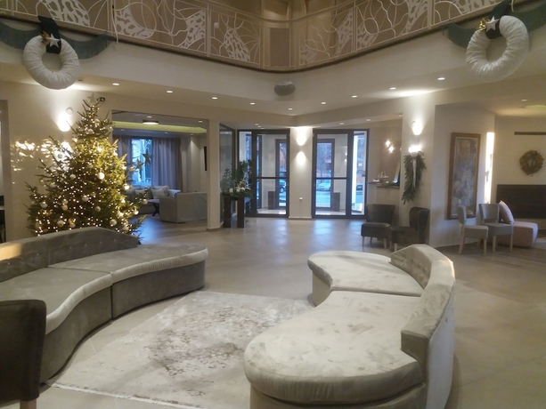 Imagen de los interiores del Hotel Emerald Suites. Foto 15