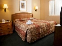 Imagen de la habitación del Hotel Emerald Suites. Foto 2