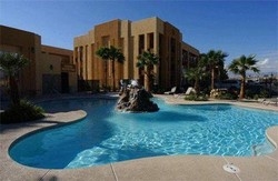 Imagen de la piscina del Hotel Emerald Suites. Foto 3