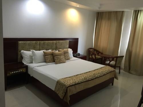 Imagen de la habitación del Hotel Emerald & Restaurant. Foto 2